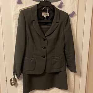 Le suit Size 6 Woman’s Business Suit